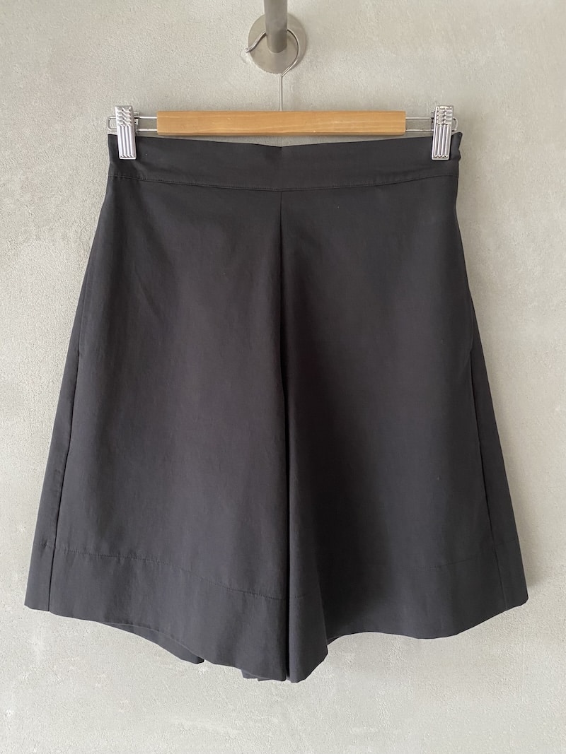 Bermuda neri in cotone e lino con vita elastica sul retro e gamba leggermente svasata, vestibilità regolare Marina Lari