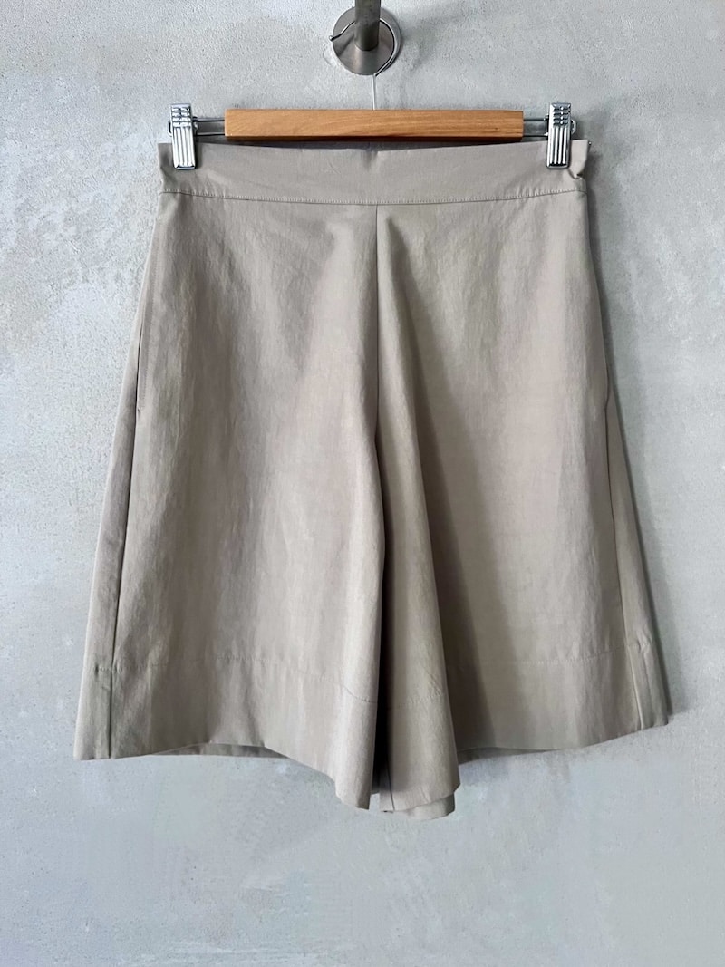 Bermuda beige mastice in cotone e lino con vita elastica sul retro e gamba leggermente svasata, vestibilità regolare Marina Lari