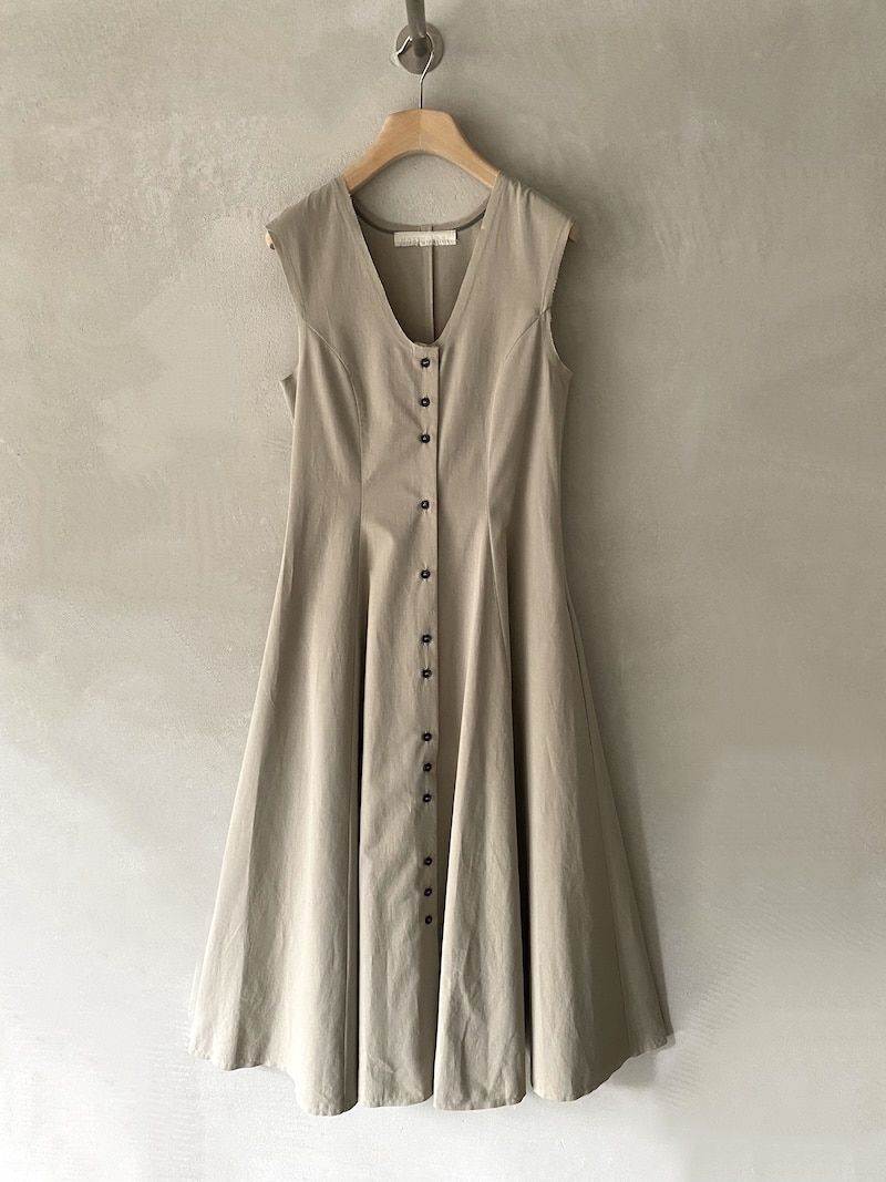 Abito beige mastice in lino e viscosa con scollo a V sul davanti e linea svasata, chiusura con bottoni, vestibilità regolare Marina Lari