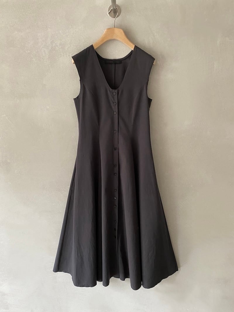 Abito nero in lino e viscosa con scollo a V sul davanti e linea svasata, chiusura con bottoni, vestibilità regolare Marina Lari