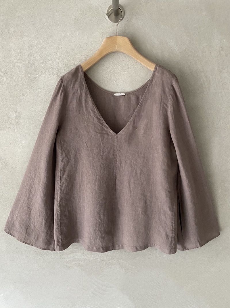Blusa lavanda in lino dalla linea svasata con scollo a V e maniche a campana, vestibilità morbida MSM Milano