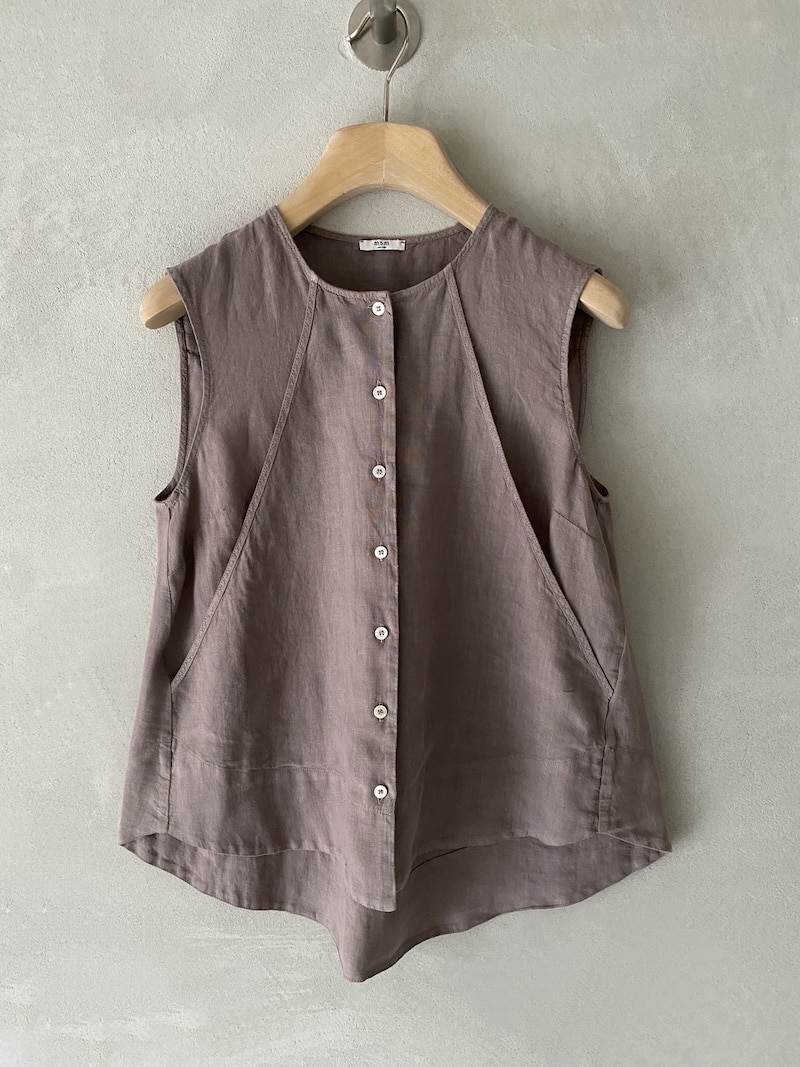 Camicia lavanda senza maniche in lino con scollo tondo e pannello frontale con tasche integrate, linea fluida MSM Milano