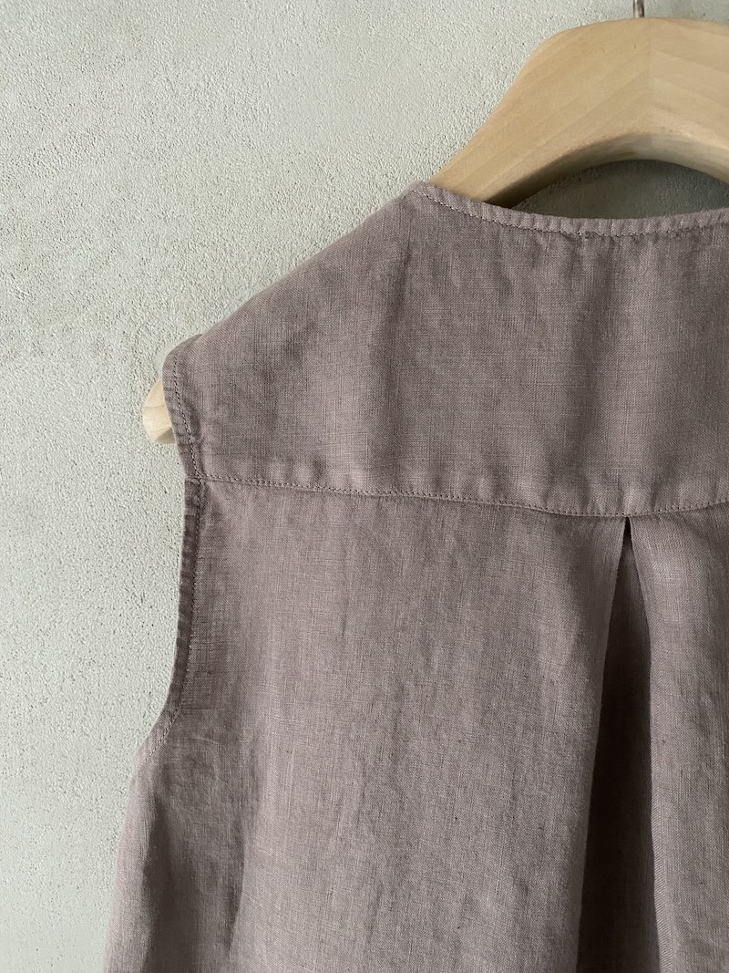 Camicia lavanda senza maniche in lino dalla linea fluida MSM Milano