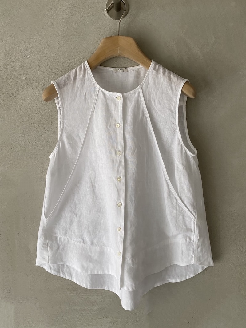 Camicia bianca senza maniche in lino con scollo tondo e pannello frontale con tasche integrate, linea fluida MSM Milano