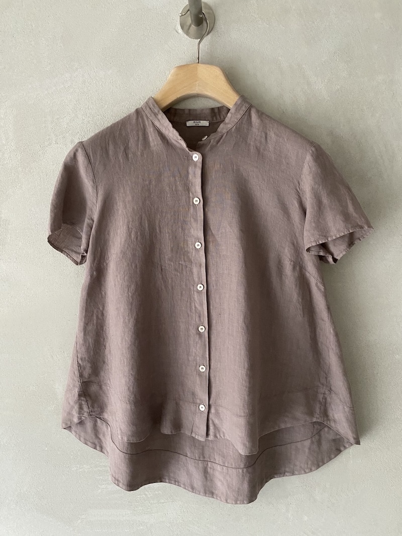 Camicia lavanda in lino a maniche corte con colletto coreano e linea leggermente svasata, chiusura con bottoni MSM Milano