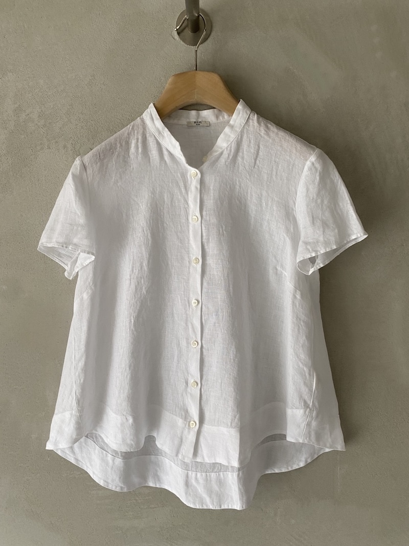 Camicia bianca MSM Milano in lino a maniche corte con colletto coreano e linea leggermente svasata, chiusura con bottoni MSM Milano