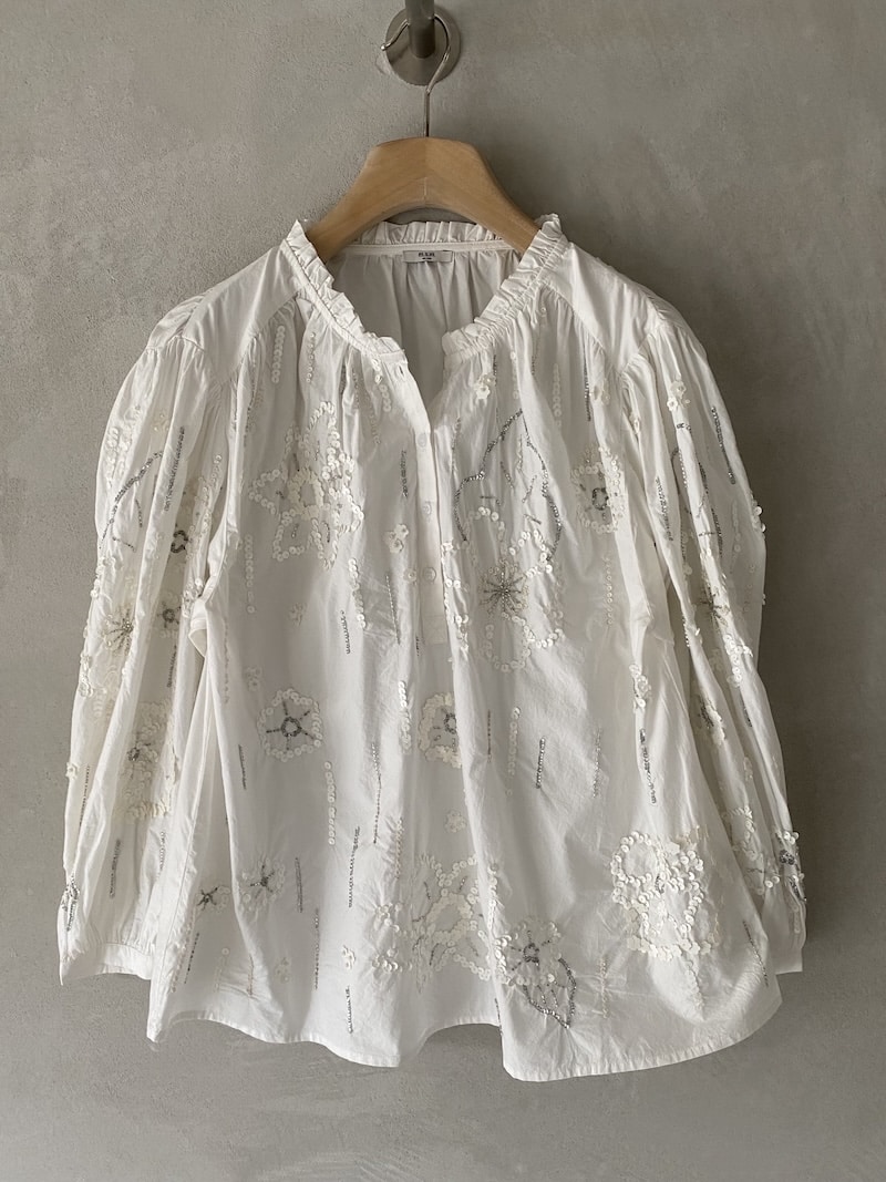Blusa bianca in cotone con ricami e paillettes tono su tono, scollo a V con colletto arricciato e linea svasata MSM Milano