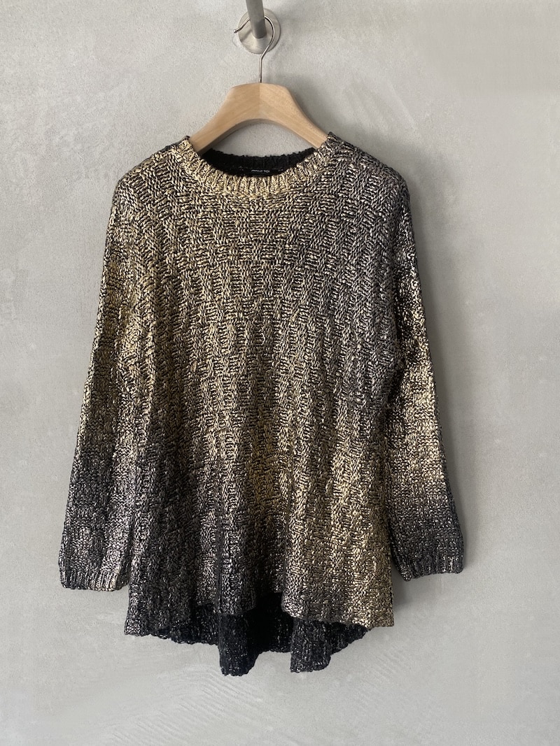 Maglia nera con lamina oro in filato con texture strutturata e lavorazione artigianale a mano, girocollo e vestibilità ampia Avant Toi