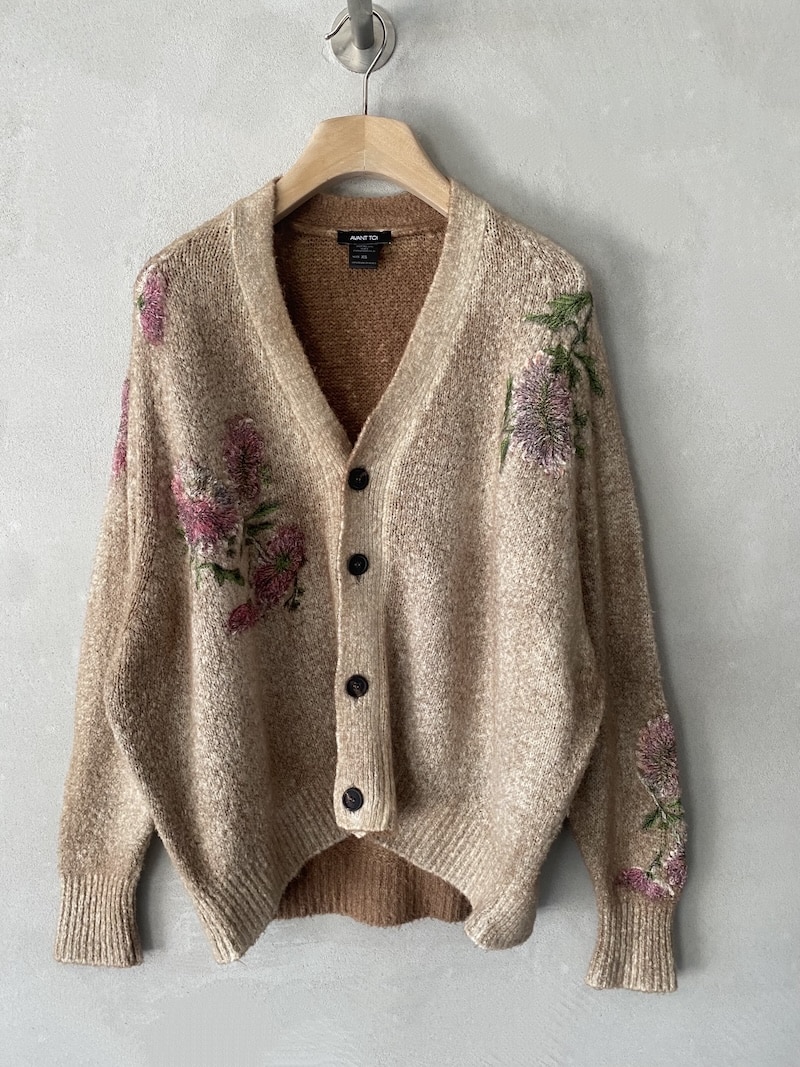Cardigan over beige in maglia effetto mélange con ricami floreali applicati e spruzzature a mano, scollo a V e chiusura con bottoni, vestibilità ampia Avant Toi