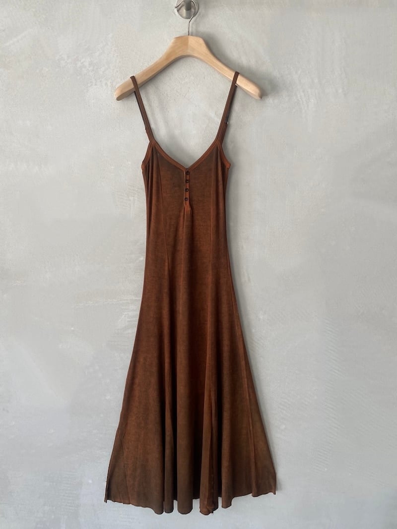 Abito lungo nero ruggine in jersey di viscosa elasticizzata spruzzato a mano con aerografo, scollo a V con bottoni e spalline regolabili, linea svasata Avant Toi