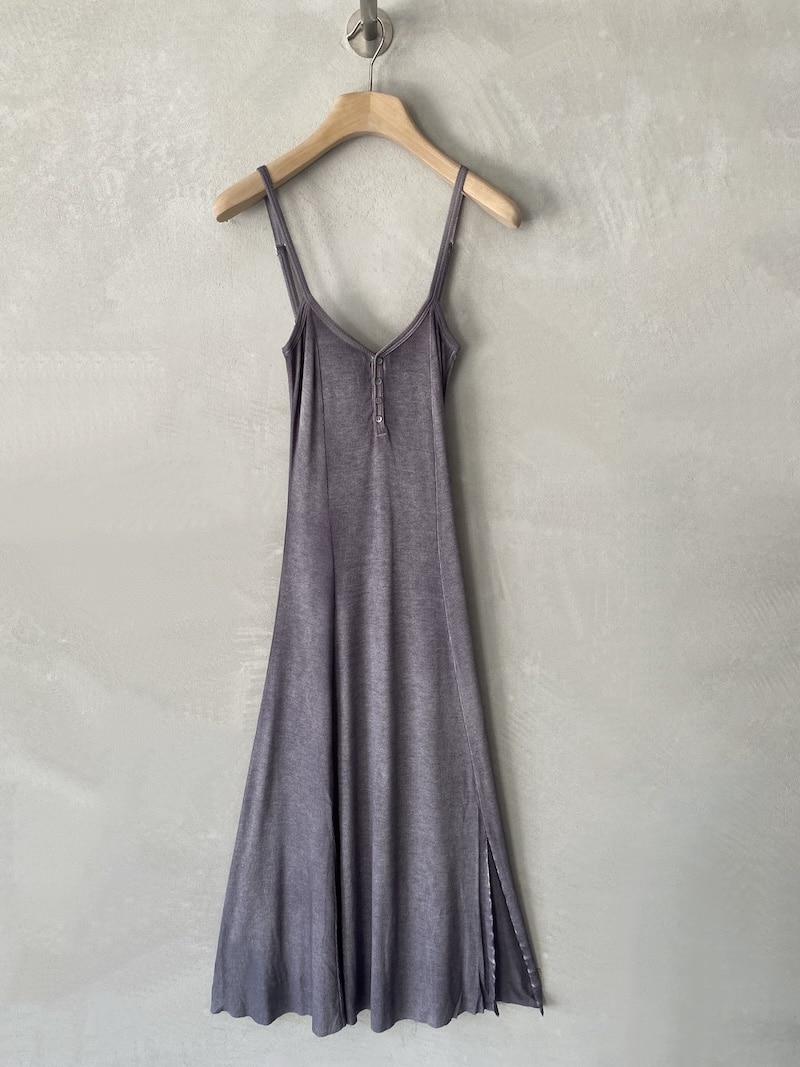 Abito lungo nero lavanda in jersey di viscosa elasticizzata spruzzato a mano con aerografo, scollo a V con bottoni e spalline regolabili, linea svasata Avant Toi