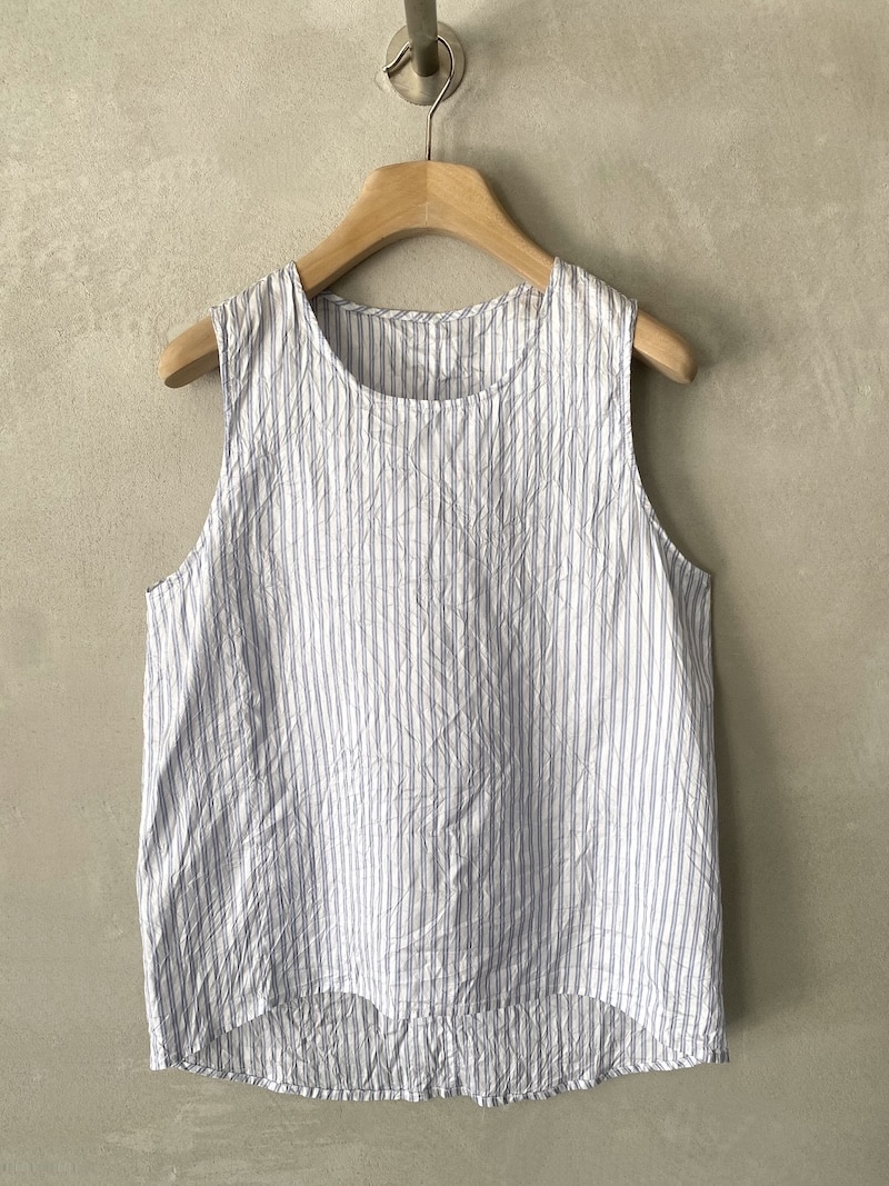 Top bianco a righe celesti senza maniche in seta leggera con superficie leggermente stropicciata, girocollo sceso e linea morbida Christian Peau