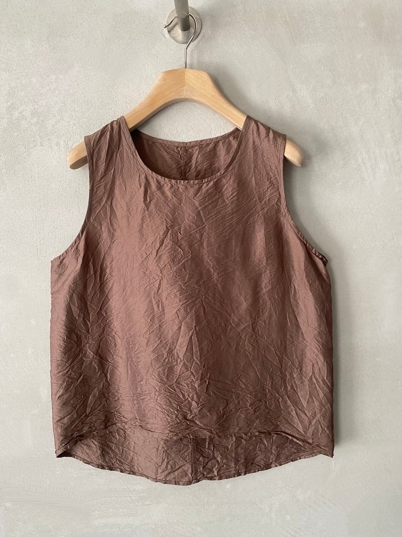 Top marrone chiaro senza maniche in seta leggera con superficie leggermente stropicciata, girocollo sceso e linea morbida Christian Peau