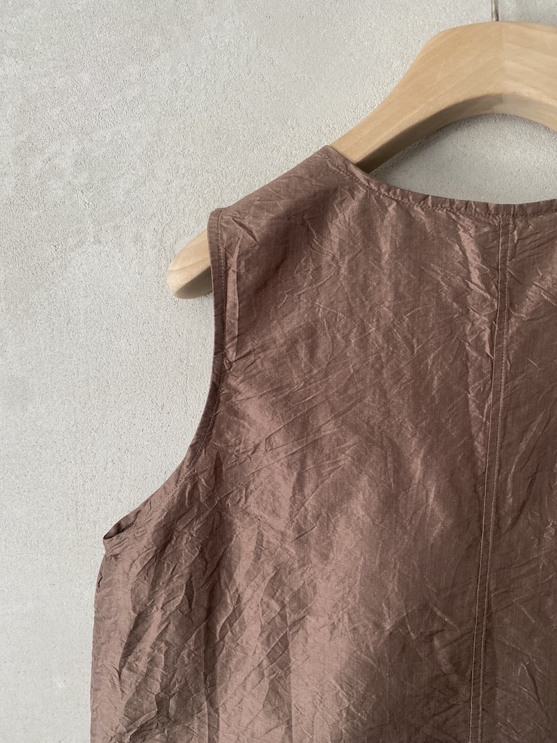 Top marrone chiaro in seta leggera senza maniche con effetto stropicciato Christian Peau