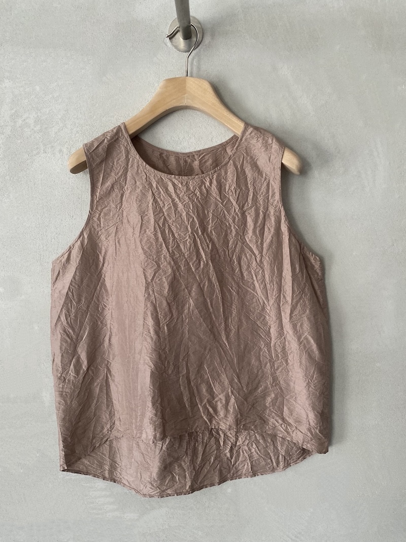 Top rosa senza maniche in seta leggera con superficie leggermente stropicciata, girocollo sceso e linea morbida Christian Peau