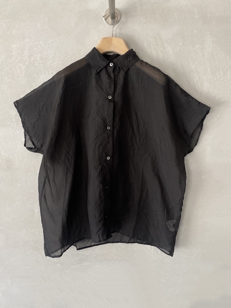 Camicia nera in organza di seta semi trasparente con superficie leggermente stropicciata, manica corta ampia e linea boxy Christian Peau