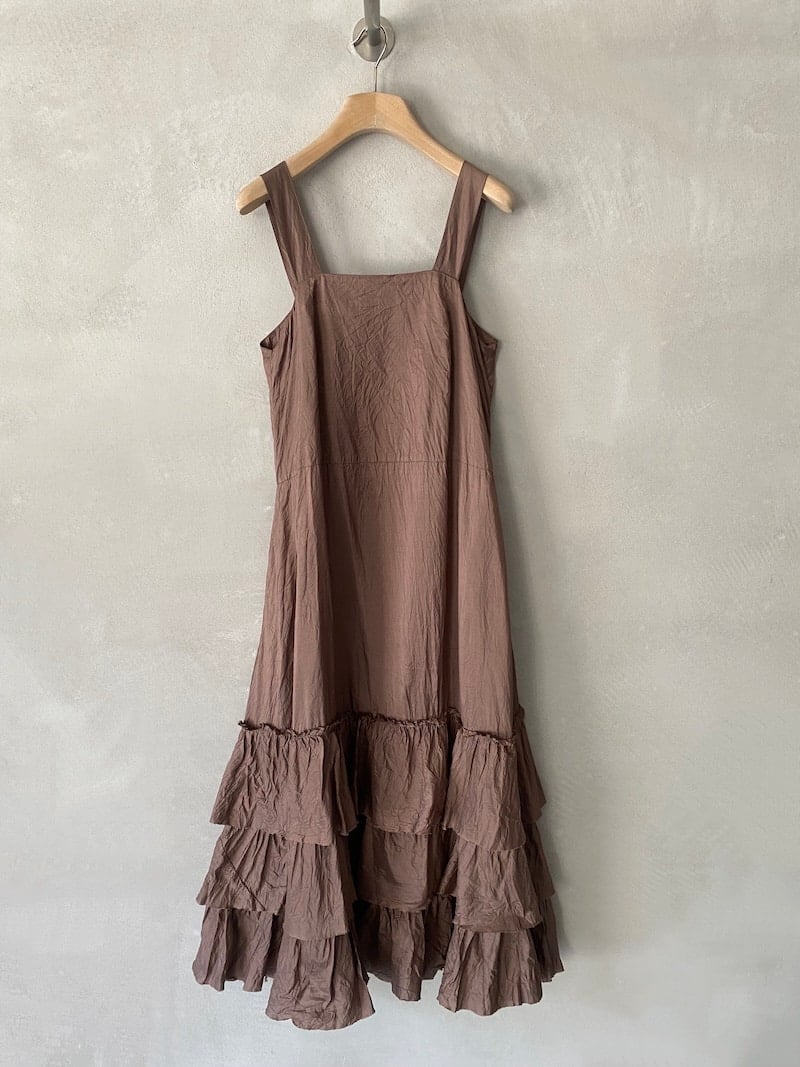 Abito lungo marrone chiaro in seta con superficie stropicciata, scollo dritto e spalline larghe, linea svasata Christian Peau