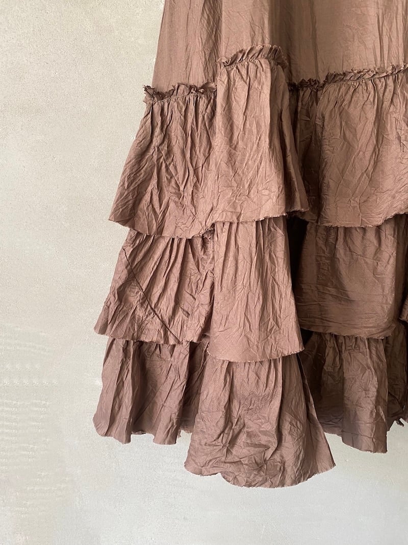 Abito lungo marrone chiaro in seta con superficie stropicciata e balze Christian Peau