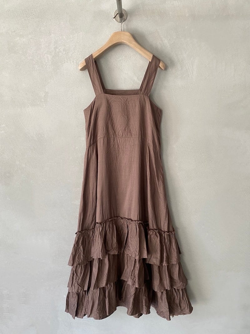 Abito lungo marrone chiaro in seta con superficie stropicciata e balze Christian Peau