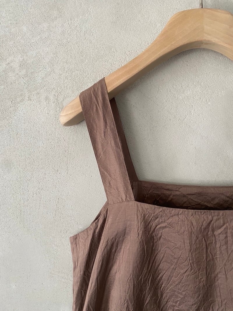 Abito lungo marrone chiaro in seta con superficie stropicciata e balze Christian Peau