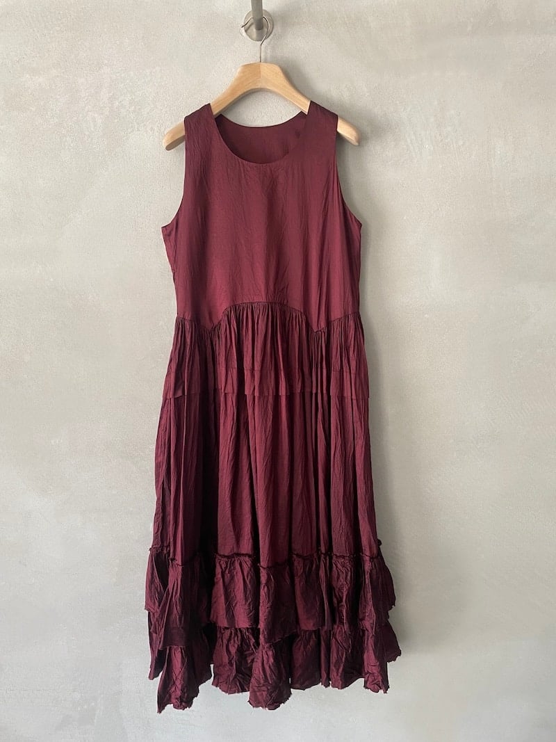 Abito lungo bordeaux in seta con superficie stropicciata, senza maniche con girocollo ampio e linea svasata Christian Peau