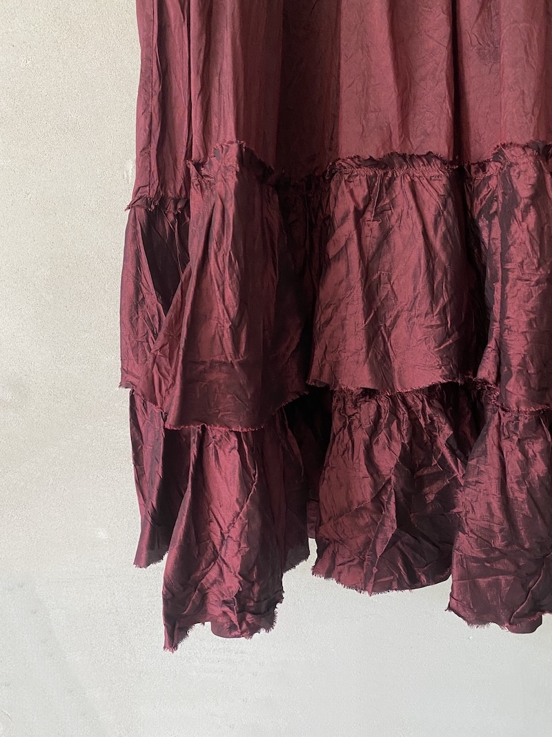 Abito lungo bordeaux in seta con superficie stropicciata e balze Christian Peau