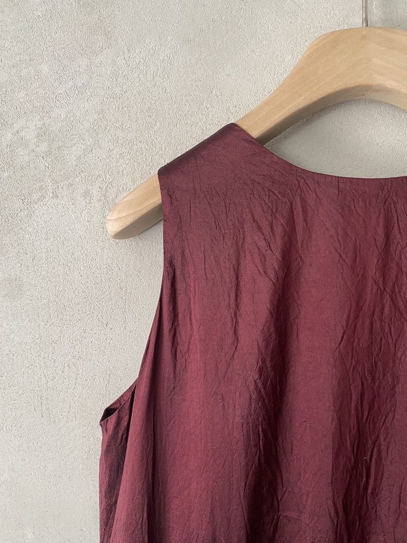 Abito lungo bordeaux in seta con superficie stropicciata e balze Christian Peau