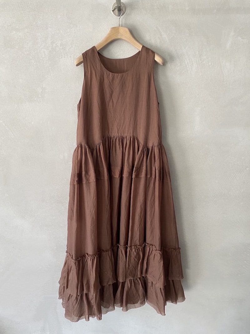 Abito lungo marrone in organza di seta con superficie stropicciata, senza maniche con girocollo ampio e linea svasata Christian Peau