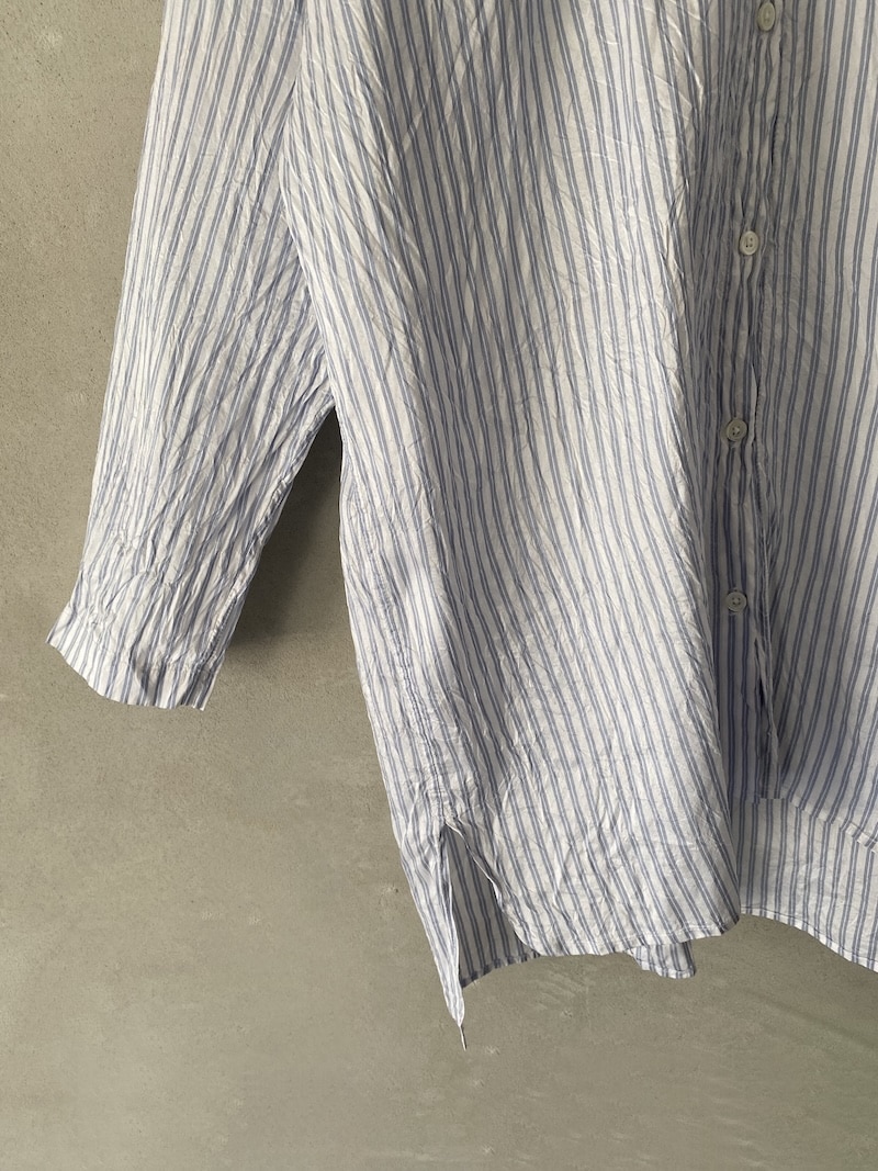 Camicia bianca a righe celesti in seta con superficie stropicciata e bottoni Christian Peau