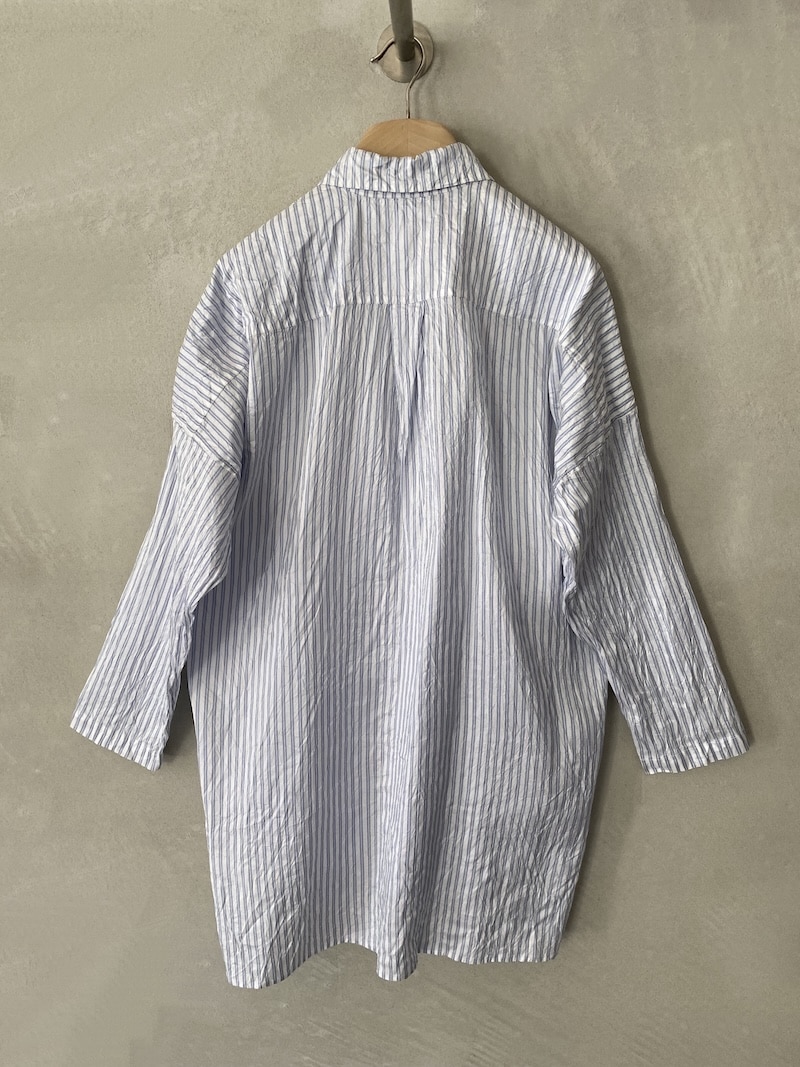 Camicia bianca a righe celesti in seta con superficie stropicciata e bottoni Christian Peau