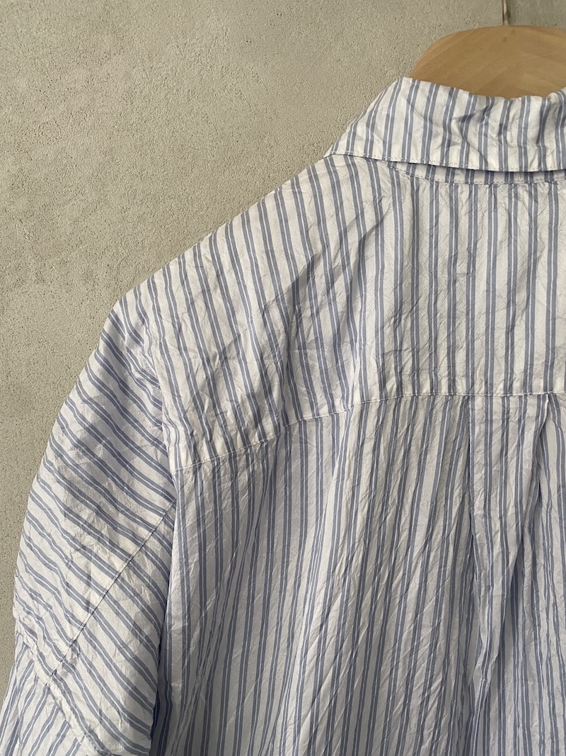 Camicia bianca a righe celesti in seta con superficie stropicciata e bottoni Christian Peau