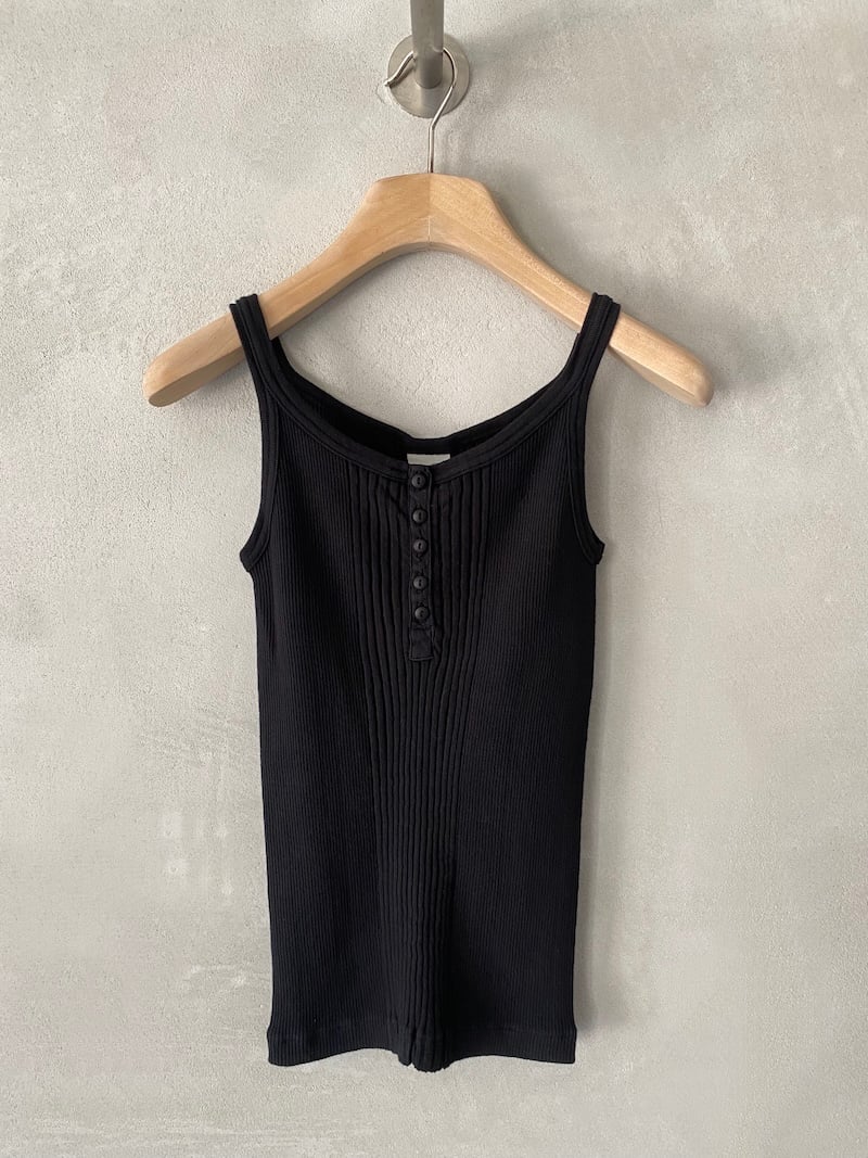 Canotta nera in jersey di cotone a costine con scollo a V e apertura serafino con bottoni, linea aderente Pure Sugar