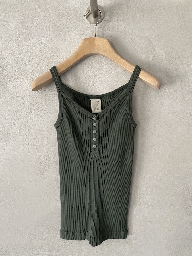 Canotta verde in jersey di cotone a costine con scollo a V e apertura serafino con bottoni, linea aderente Pure Sugar