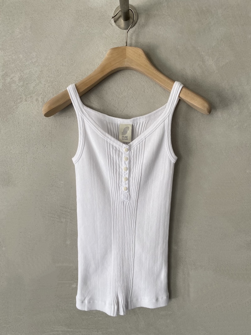Canotta bianca in jersey di cotone a costine con scollo a V e apertura serafino con bottoni, linea aderente Pure Sugar