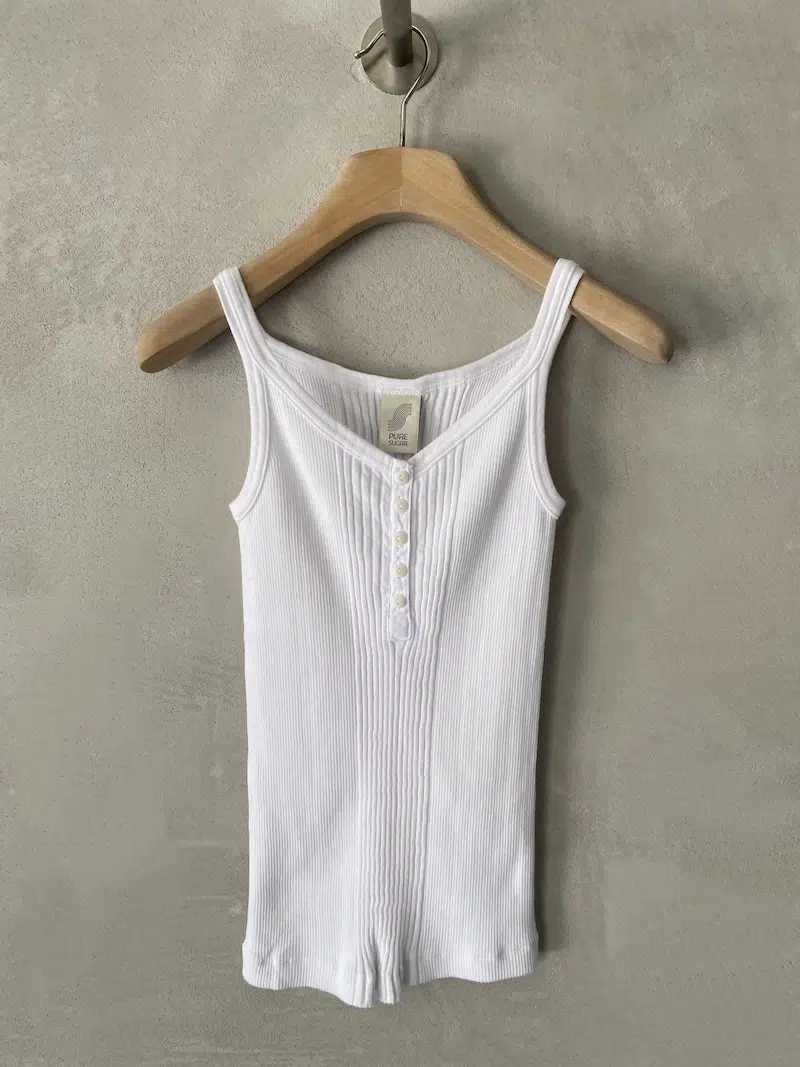 Canotta bianca in jersey di cotone a costine con scollo a V e apertura serafino con bottoni, linea aderente Pure Sugar