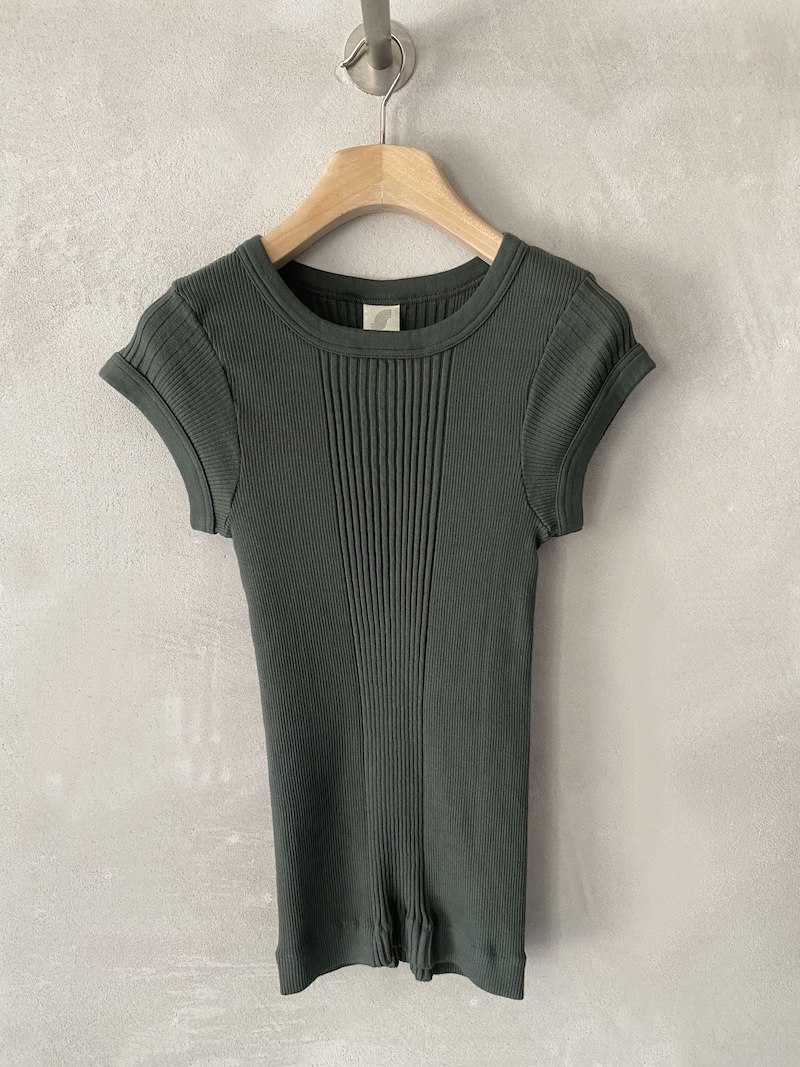 T-shirt verde in jersey di cotone a costine con scollo rotondo e manica corta aderente, linea fitted Pure Sugar