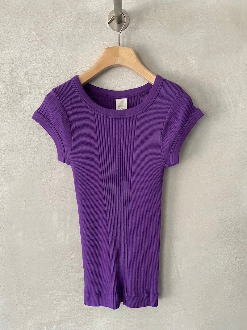 T-shirt viola in jersey di cotone a costine con scollo rotondo e manica corta aderente, linea fitted Pure Sugar