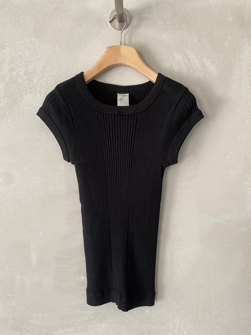 T-shirt nera in jersey di cotone a costine con scollo rotondo e manica corta aderente, linea fitted Pure Sugar