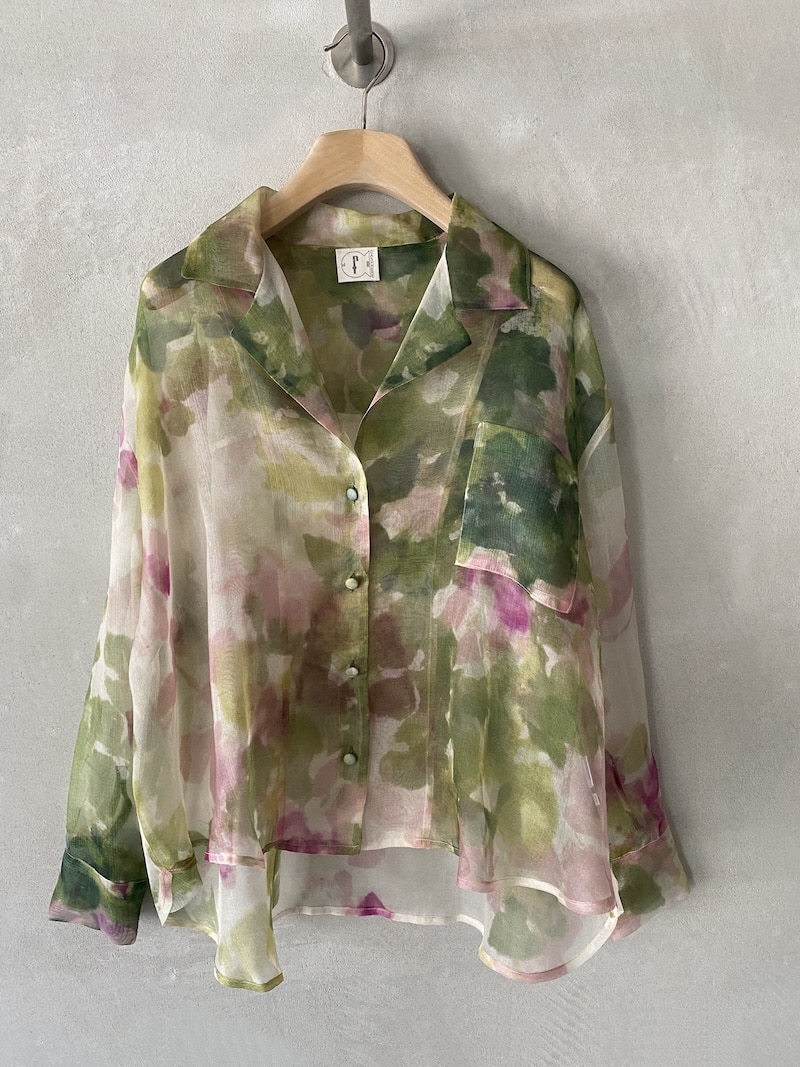 Camicia stampa multicolor in organza di seta trasparente con rever morbido e tasca sul petto, linea fluida F Cashmere