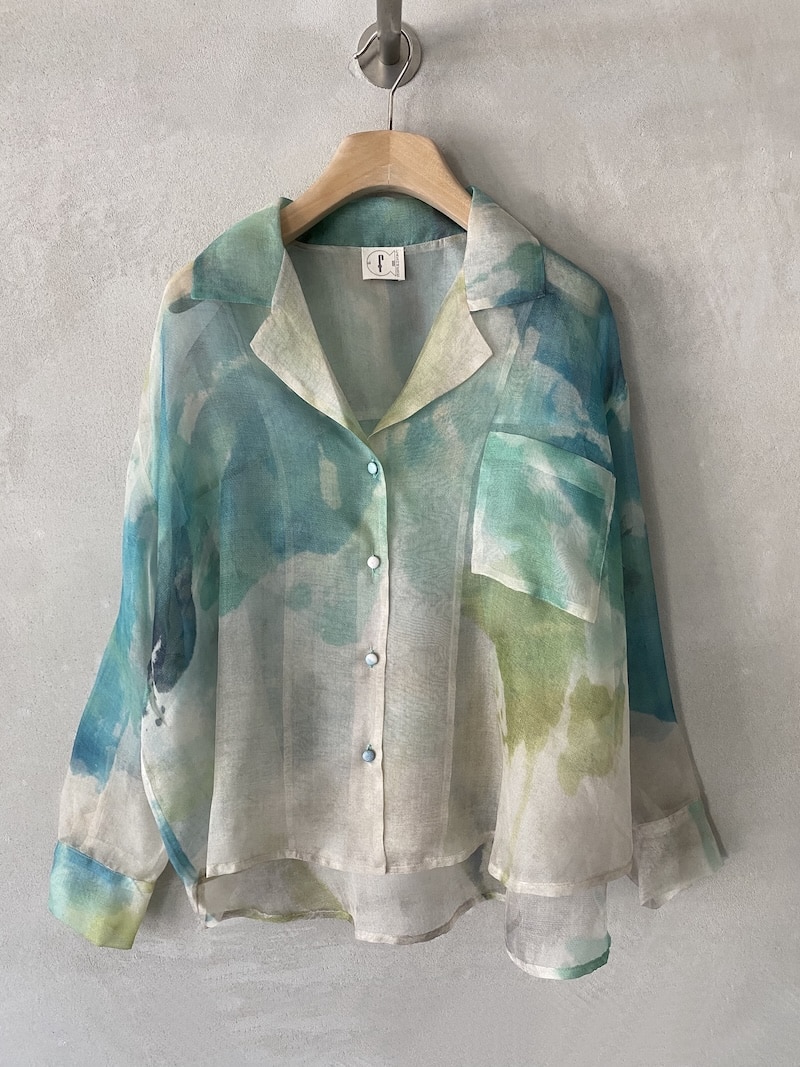 Camicia stampa multicolor in organza di seta trasparente con rever morbido e tasca sul petto, linea fluida F Cashmere