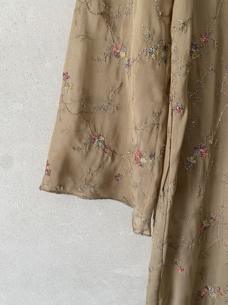 Spolverino beige in seta trasparente ricamata dalla linea fluida Minina