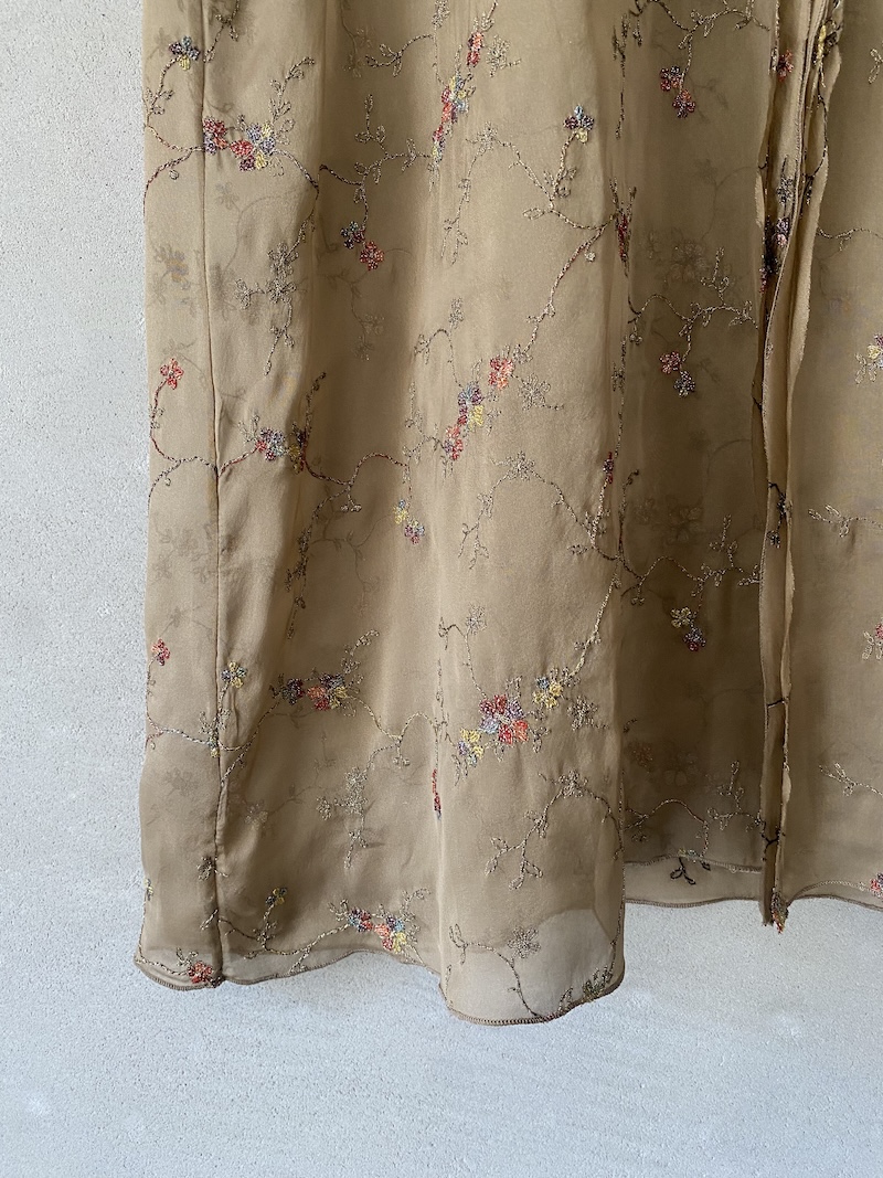 Spolverino beige in seta trasparente ricamata dalla linea fluida Minina