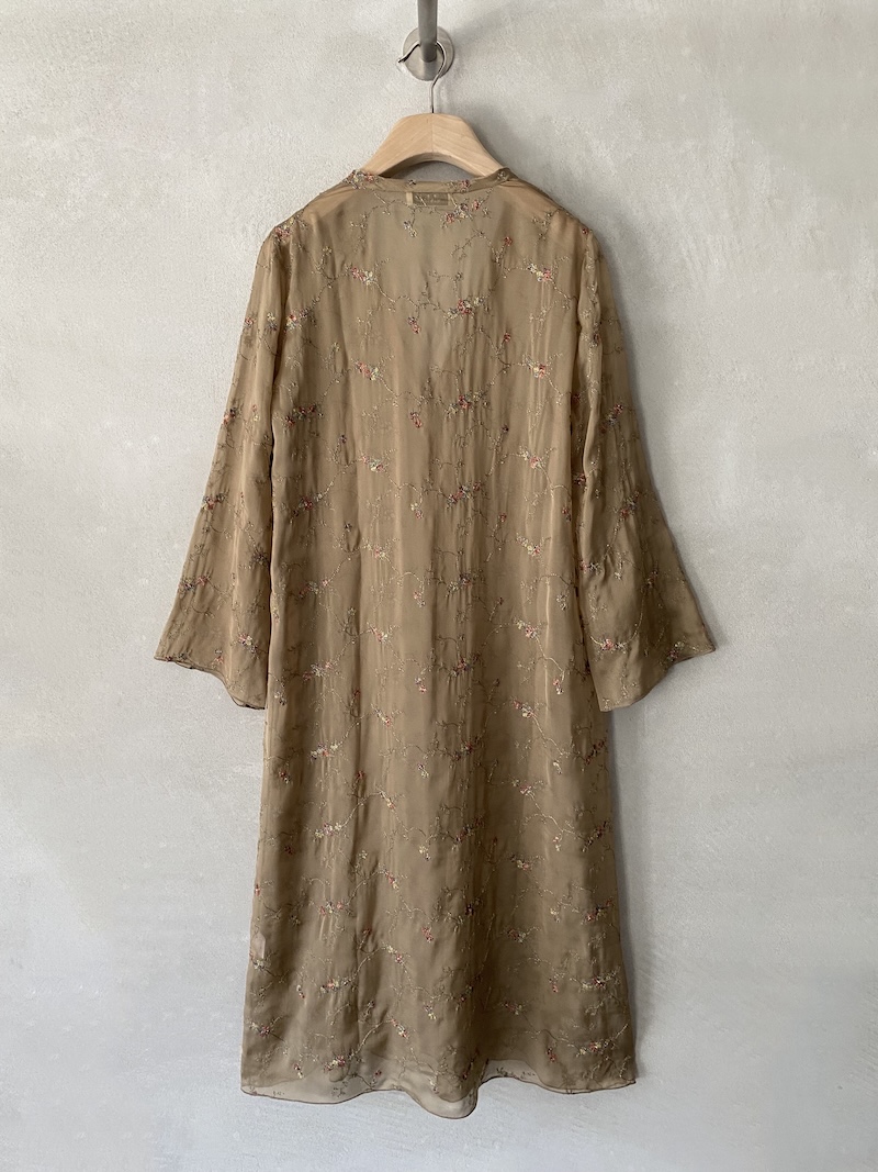 Spolverino beige in seta trasparente ricamata dalla linea fluida Minina