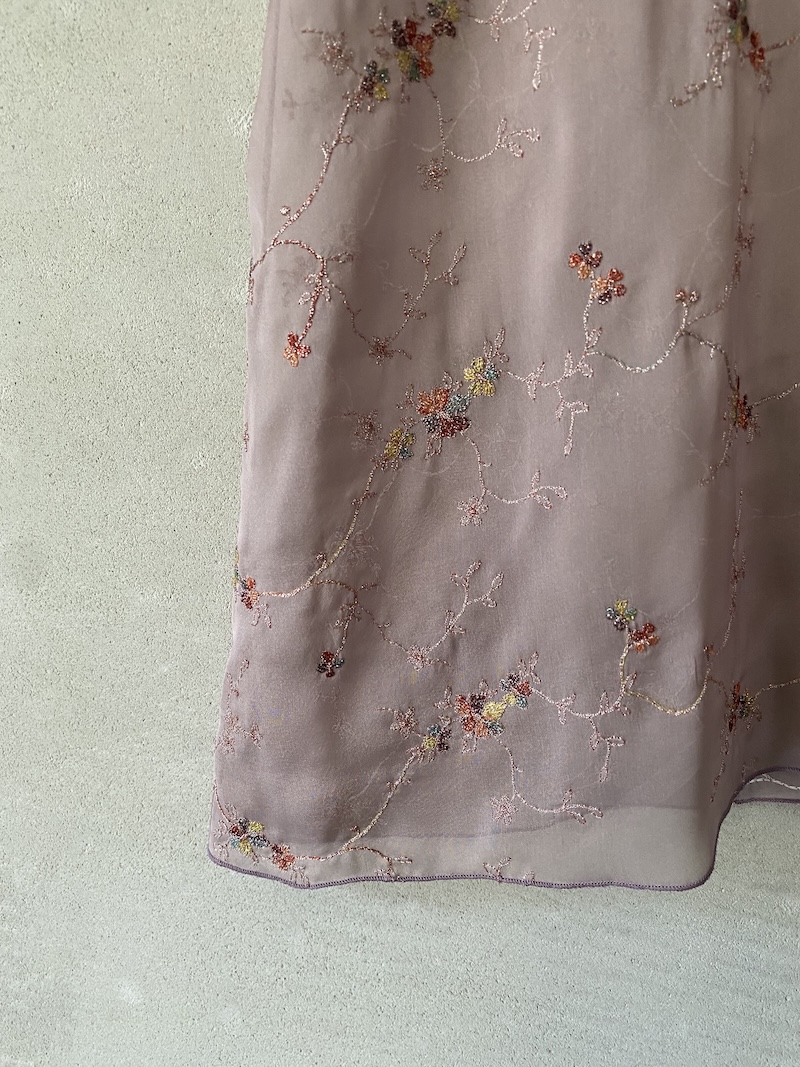 Spolverino rosa in seta trasparente ricamata dalla linea fluida Minina