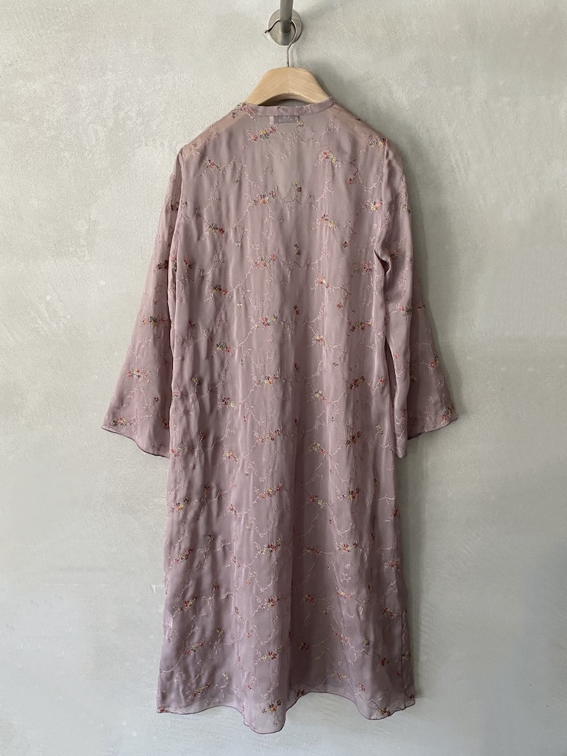 Spolverino rosa in seta trasparente ricamata dalla linea fluida Minina