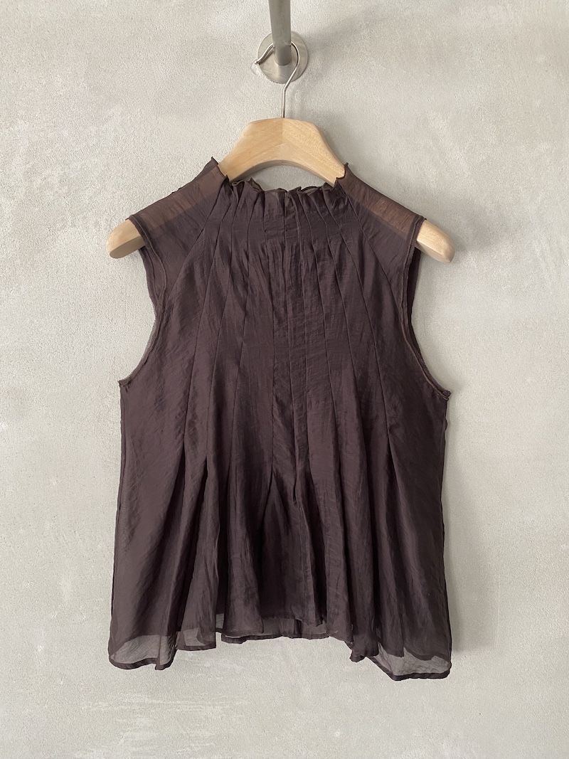 Top marrone in tessuto tencel semi trasparente con collo alto arricciato e linea ampia, giromanica a taglio vivo Minina