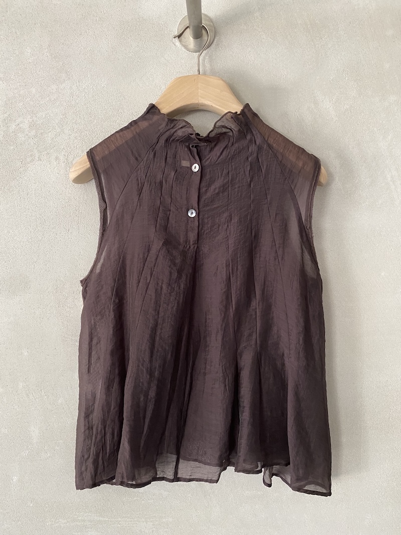 Top marrone in tencel con collo alto arricciato e linea fluida Minina