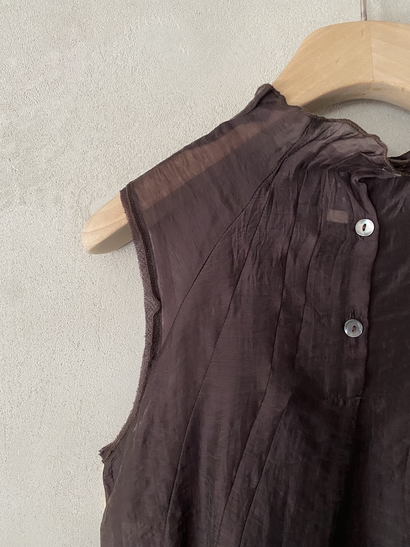 Top marrone in tencel con collo alto arricciato e linea fluida Minina