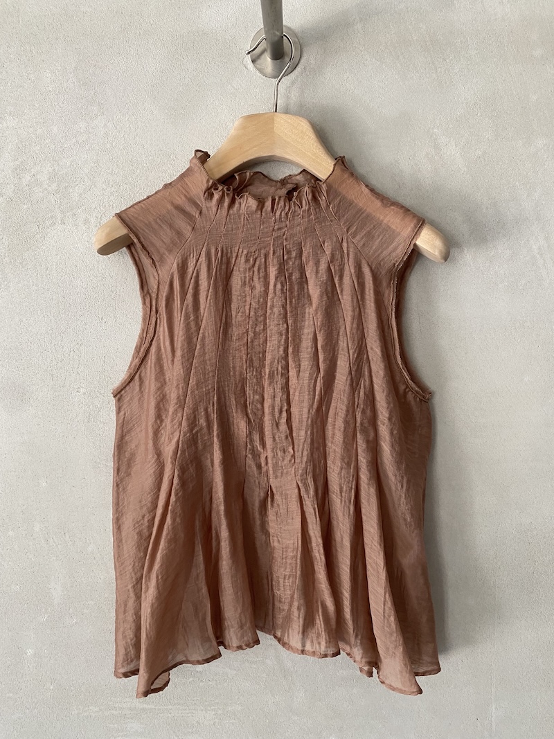 Top rosa in tessuto tencel semi trasparente con collo alto arricciato e linea ampia, giromanica a taglio vivo Minina