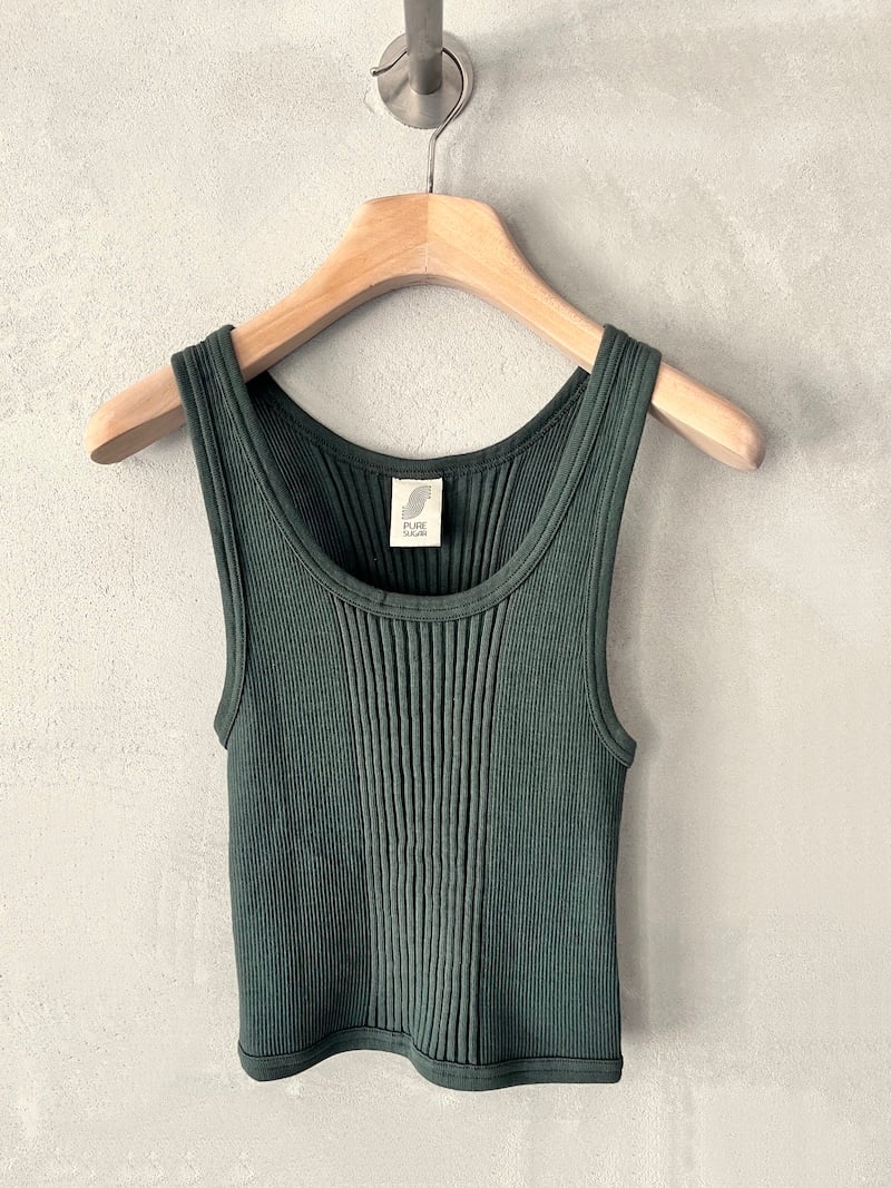Canotta corta verde in jersey di cotone a costine con scollo rotondo e spalline larghe, linea aderente Pure Sugar